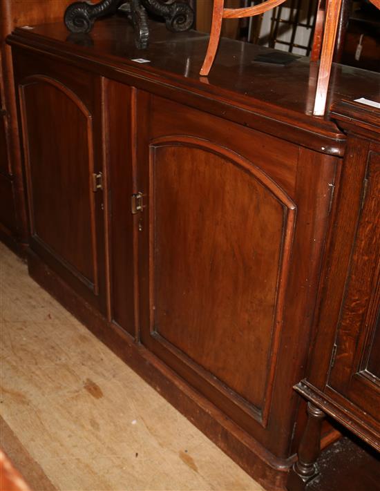 Victorian mahogany dwarf cupboard(-)